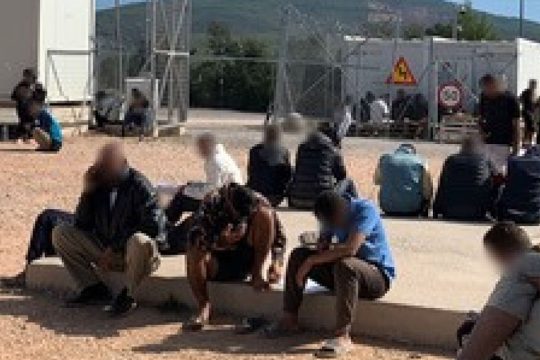Εικόνες ντροπής από τις συνθήκες φιλοξενίας στο ΚΥΤ της Μαλακάσας
